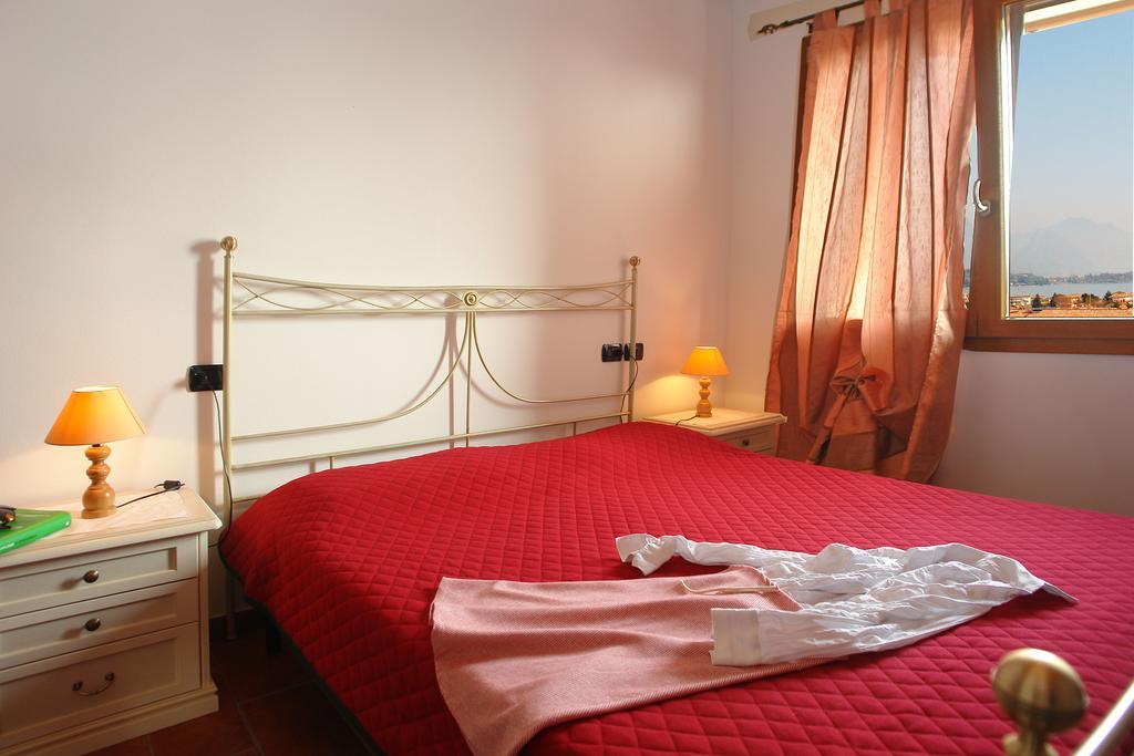 B&B Agli Ulivi มาแนร์บา เดล การ์ดา ห้อง รูปภาพ